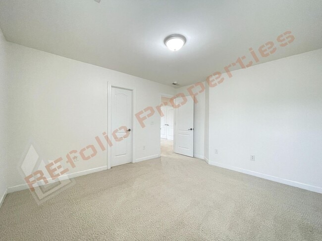 Building Photo - Lovely 5 Bedroom 4 Bathroom Single Family ...