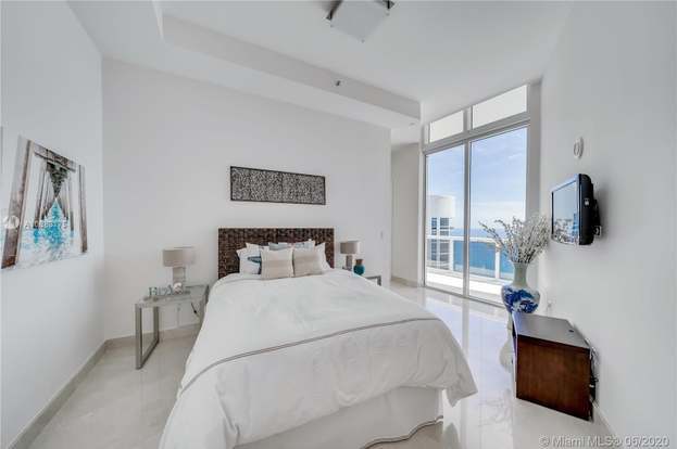 Building Photo - 15811 Collins Ave