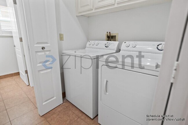 Building Photo - 742 Creekside Ct