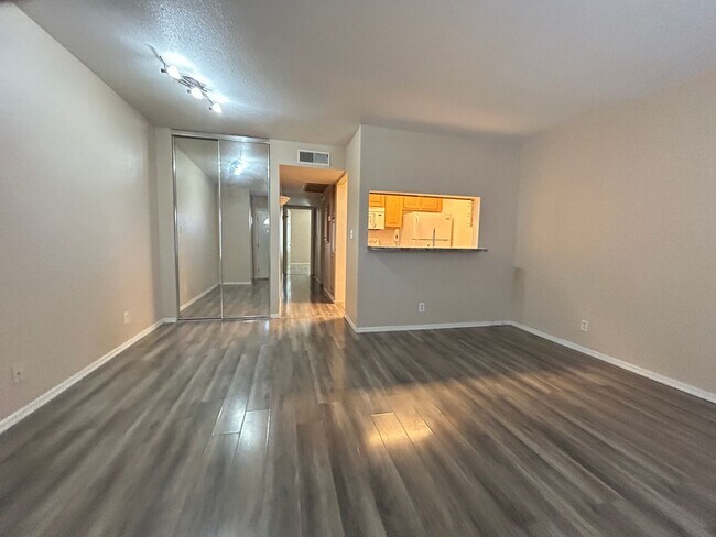 Building Photo - BEAUTIFUL CONDOMINIUM IN GATED COMMUNITY