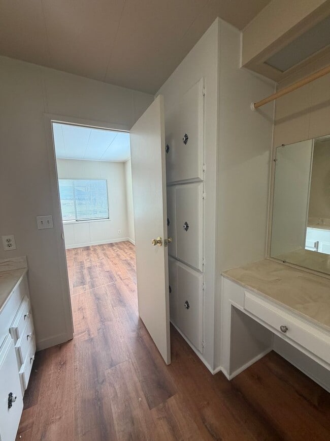 Building Photo - 3 Bedroom, 2.5 Bath - Three Bay garage