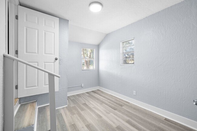 Building Photo - Large 4 bed/1.5 bath House & Section 8 Accepted , Drive by & Apply for just $25** Move in by Dece...