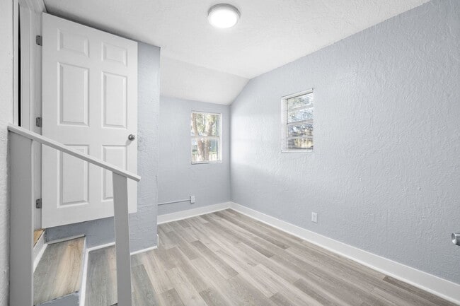 Building Photo - Large 4 bed/1.5 bath House & Section 8 Accepted , Drive by & Apply for just $25** Move in by Nove...