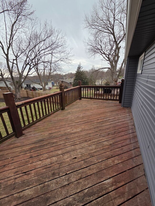 Building Photo - 3 bed 1.5 bath, 2 car garage, fenced in backyard, newly remodeled