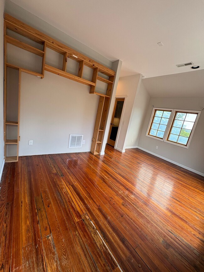Building Photo - 1203 W Johnson St