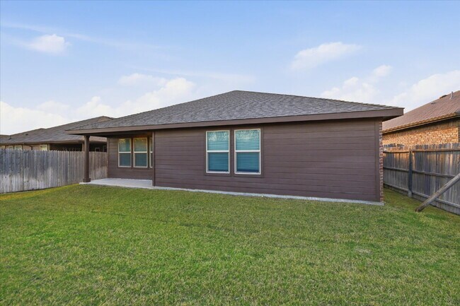 Building Photo - "Spacious 5-Bedroom Oasis in Fort Worth with 2 Full Baths and 2075 Sq Ft of Comfort!" Section 8 W...