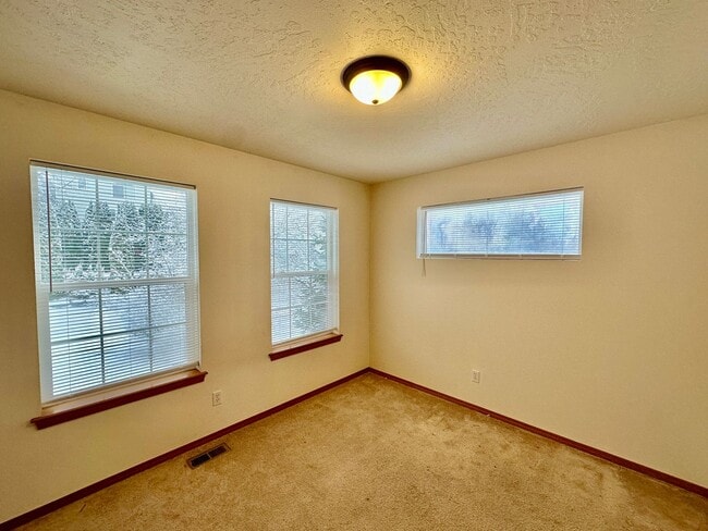 Building Photo - New on the market!