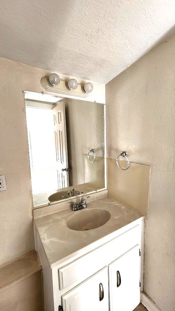 Building Photo - 2 Bed 1 Bath in the University Add Near Pa...