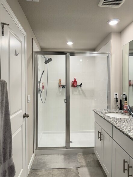 Building Photo - 5649 Mentmore Dr