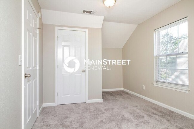 Building Photo - 3 Bedroom Pet-Friendly Home in La Vergne, TN with Main Street Renewal