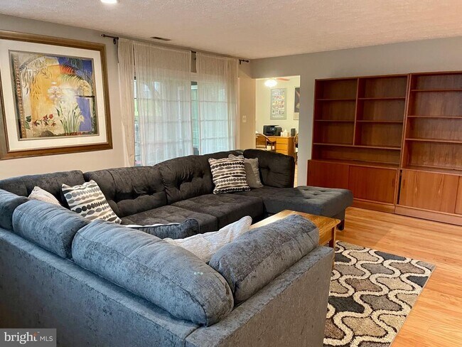 Building Photo - 7 Friendswood Ct