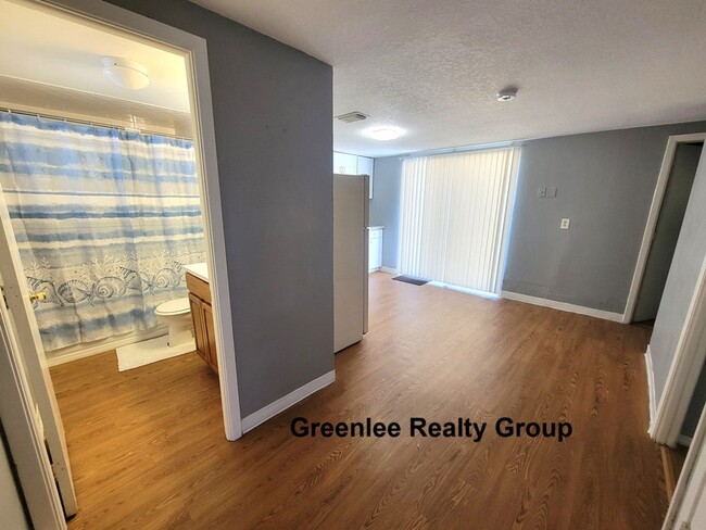 Building Photo - Cozy 2 Bed/1 Bath Duplex Apt with a Carpor...