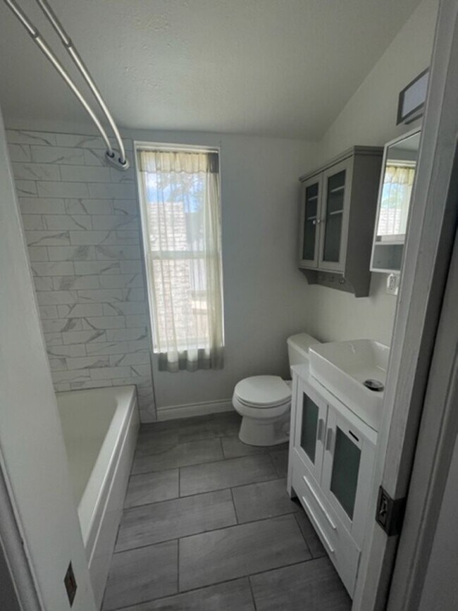 Building Photo - Charming Victorian Home in the Desirable Cole Neighborhood!- Available Early July!!