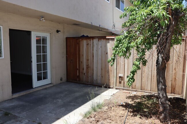 Building Photo - End unit 3 bedroom Townhouse Near Andrew H...