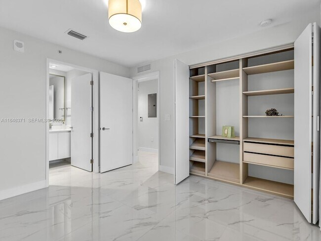 Building Photo - 700 NE 24th St