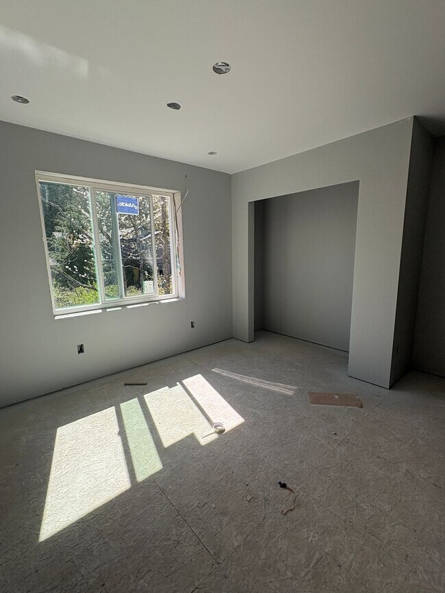 Building Photo - Brand New - Big 5 bedroom House