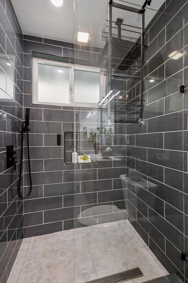 Building Photo - Updated Woodland Estates Home