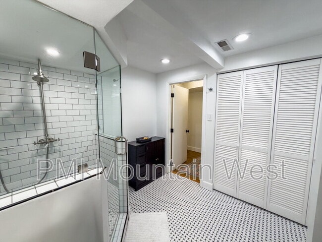 Building Photo - 2323 Bryan Ave