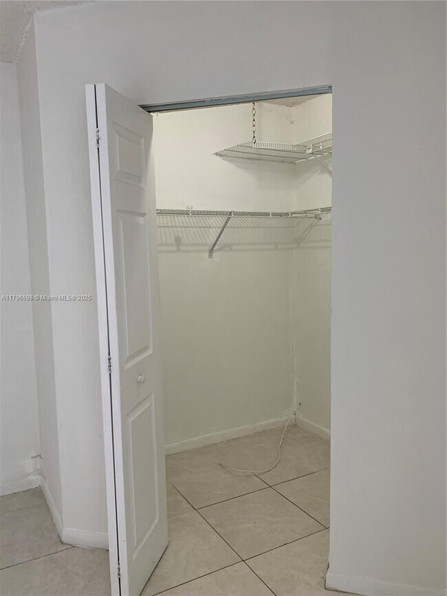 Building Photo - 9711 Fontainebleau Blvd