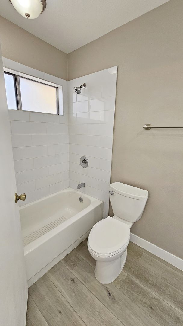 Building Photo - Newly Renovated 4 Bedroom 2 Bathroom in Gl...