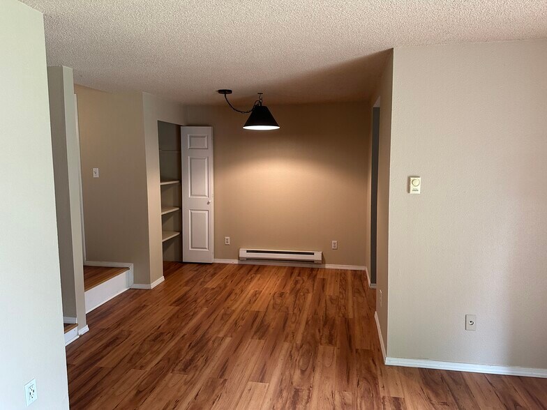 Building Photo - 4641 W Lake Sammamish Pky SE