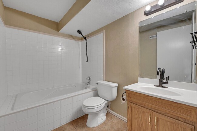 Building Photo - $2,800 - 3 Bed,  2.5 Bath Townhome in Arva...