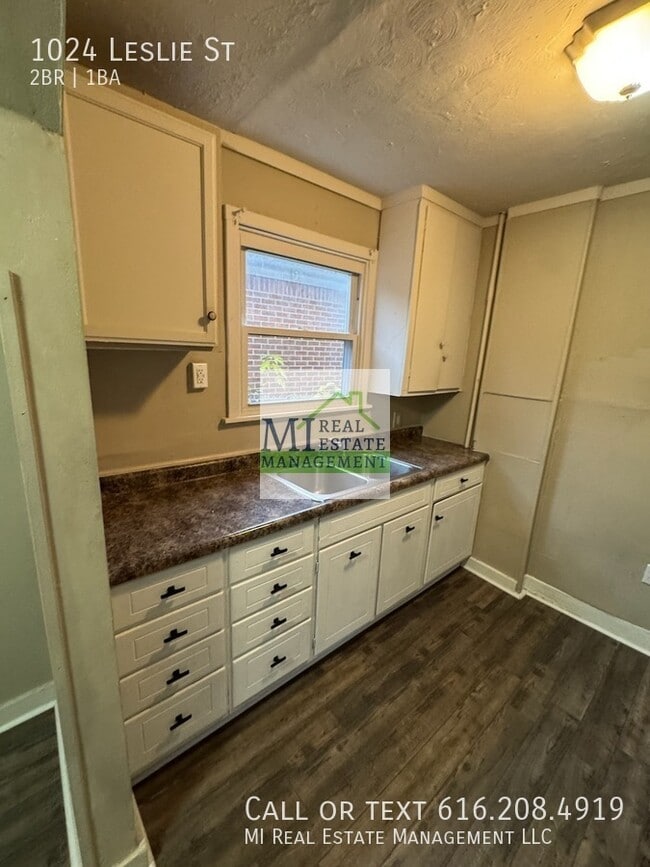 Building Photo - 1024 Leslie St