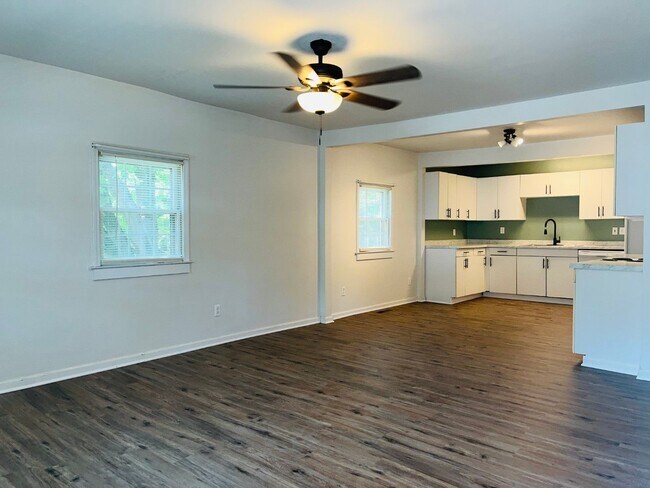 Building Photo - ***MOVE IN SPECIAL - $500 OFF 1ST MONTHS R...