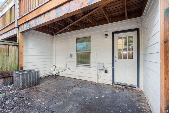 Building Photo - 3BR/2.5 Bath Townhome