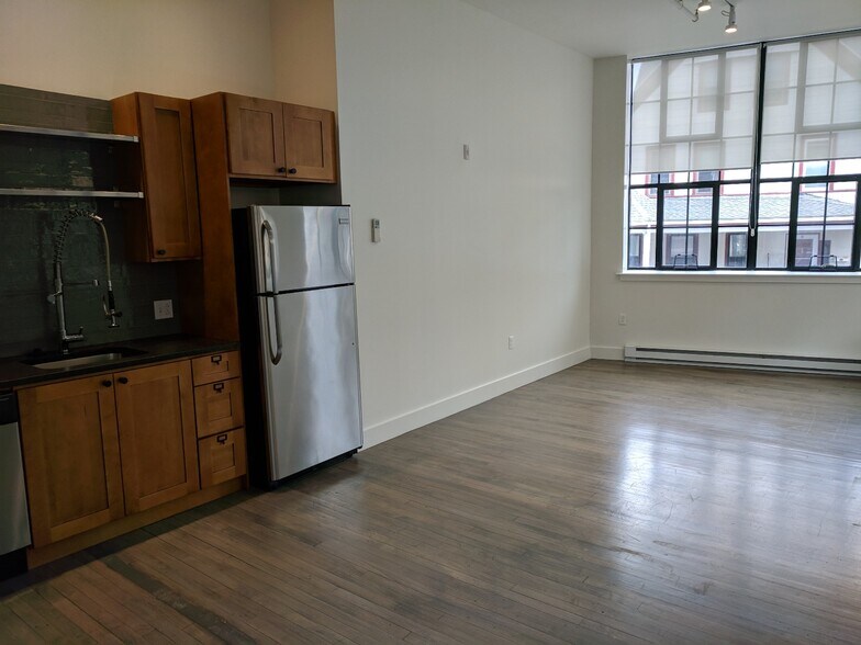 Building Photo - 20 Sunnyside St