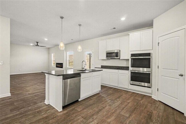 Building Photo - 318 Sandy Creek Dr