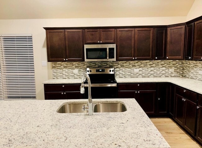 Building Photo - 808 Fallbrook Dr