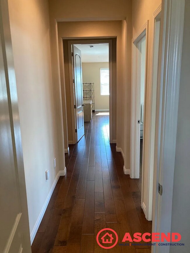 Building Photo - Beautiful 3 Bed, 2.5 Bath HOA Home with Fireplace & Modern Amenities