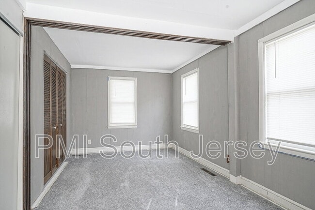 Building Photo - 121 Oak St