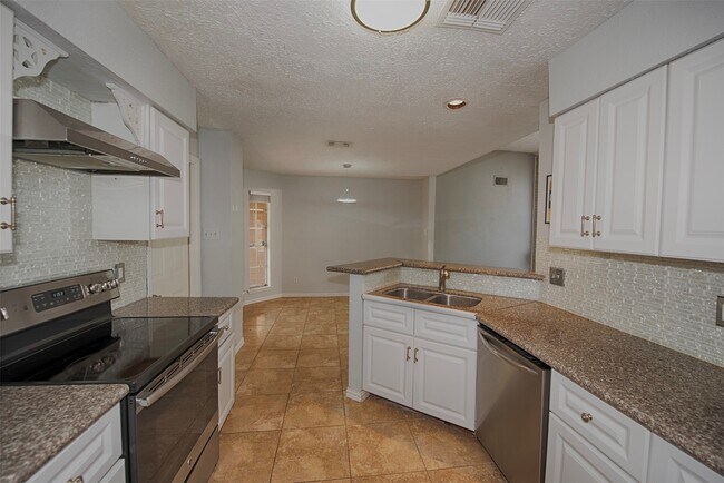 Building Photo - 2914 Tarpon Dr
