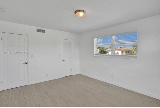 Building Photo - 930 N 14th Ct