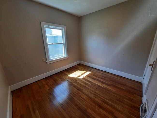 Building Photo - Pet Friendly Home with Fenced Back Yard and Hardwood Floors!