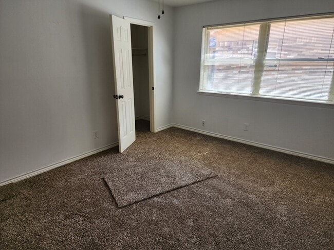 Building Photo - 2210 Newcastle Dr
