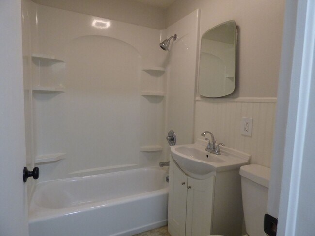 Building Photo - 1 Bedroom Duplex near Sunset Golf Course