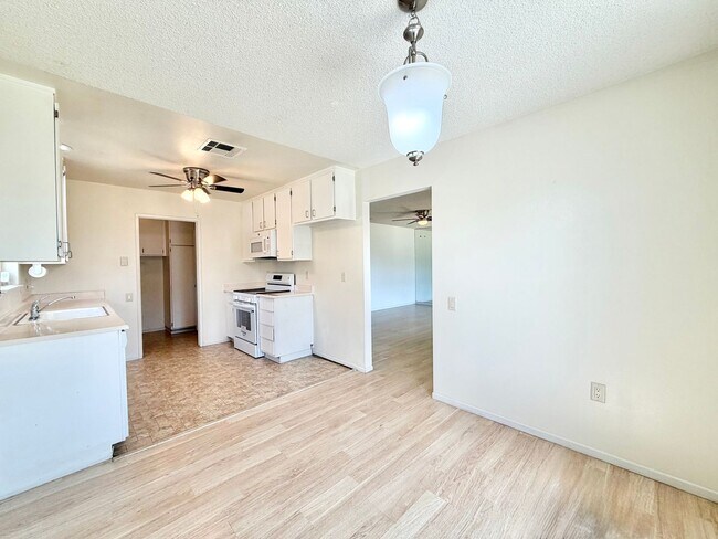 Building Photo - Charming Sun City 55+ Community 2 Bedroom Home with Bonus Sunroom Space