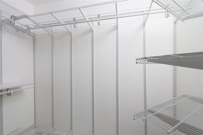 Building Photo - 411 N New River Dr E