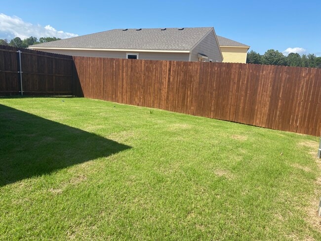 Building Photo - 1008 Hidden Vly Dr