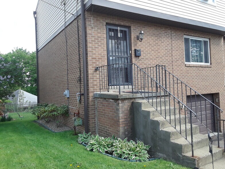 Front entrance - 335 Ridgewood Ave
