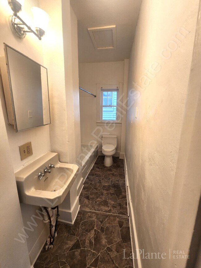 Building Photo - Charming 2-Bedroom Home Near Five Points