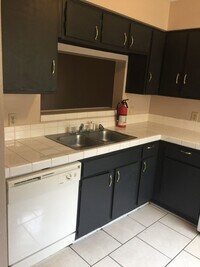 Building Photo - 2 bedroom 2 bath town home in a gated comm...