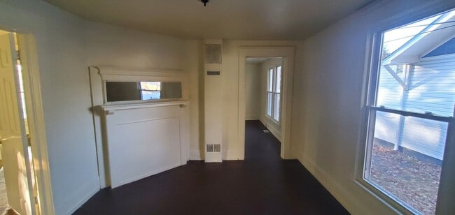 Building Photo - 3 Bedroom 1 Bathroom House