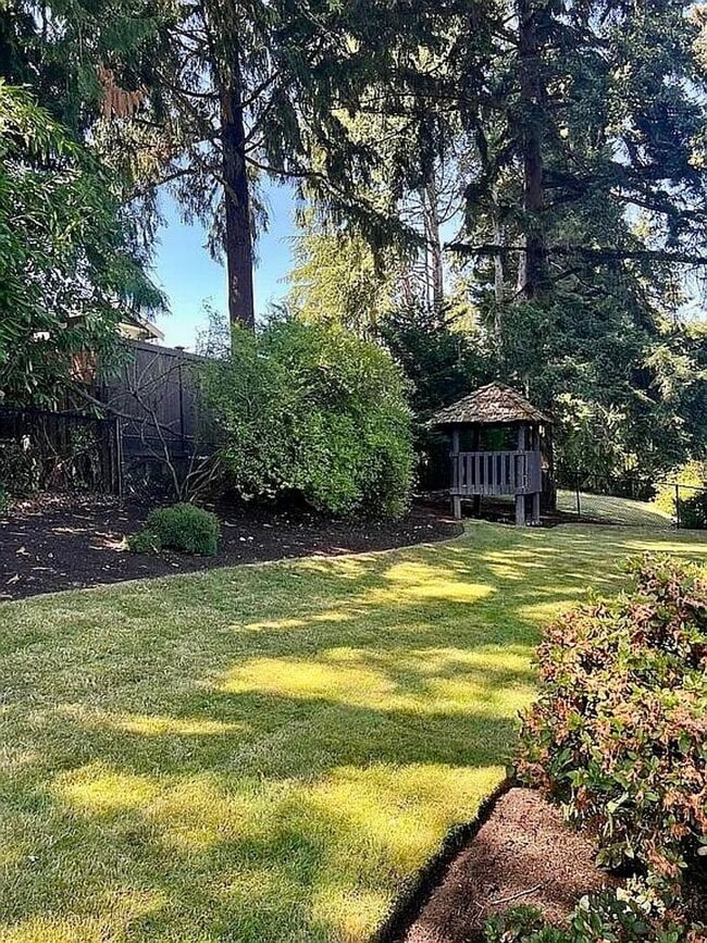 Building Photo - Medina Home