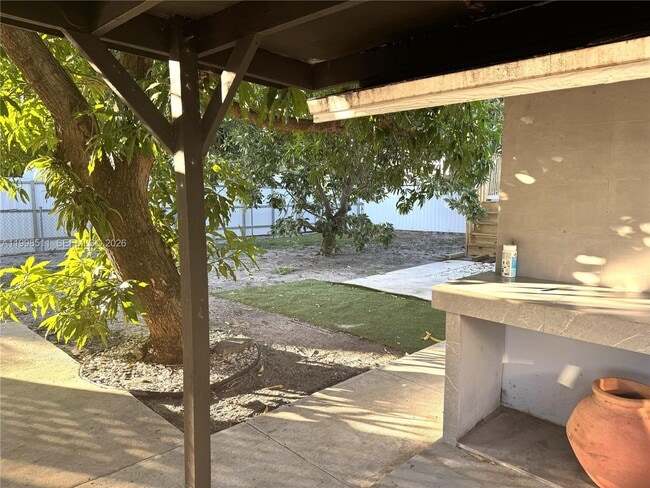 Building Photo - 731 E 19th St