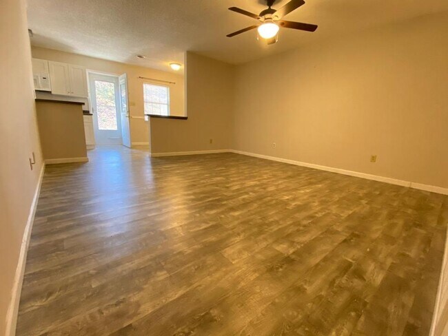 Building Photo - AWESOME 2 BEDROOM CONDO IN PARKWAY HEIGHTS...