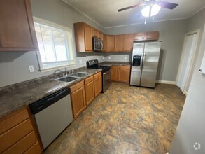Building Photo - 4BR/2BA - Close to shopping, campus, downt...